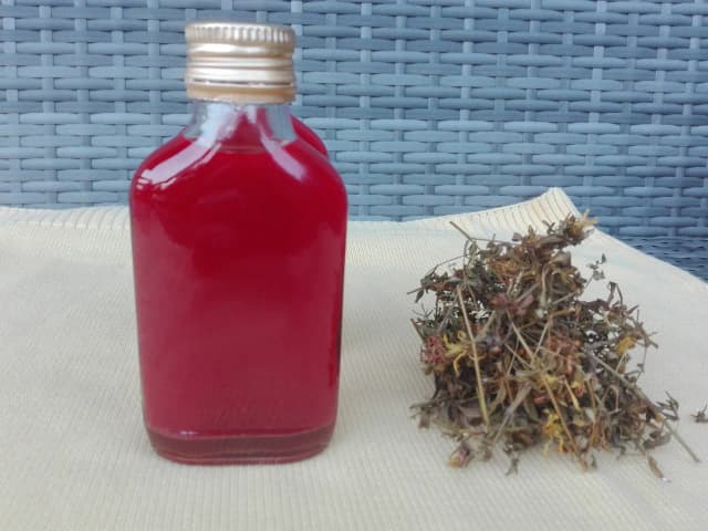 Olejek z dziurawca na co? Poznaj skuteczne zastosowania i korzyści Olejek z dziurawca na co? Poznaj skuteczne zastosowania i korzyści